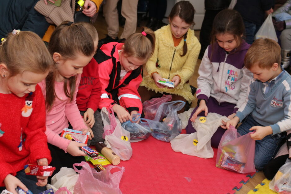 Клієнти АЗК KLO та «Карітас-Київ» привітали малечу з Новорічними святами