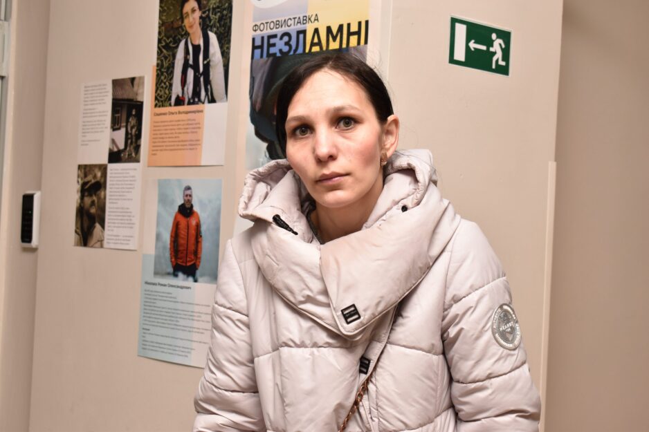 «Страшно і сумно зараз. Але ми дуже чекаємо на перемогу. Все буде Україна!», –  переселенка з Донеччини Тахміна Мусенко