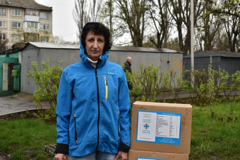 «Харчові набори виявились дуже корисними, дякуємо «Карітас-Київ» що турбується про нас», – Олена Жаховська, переселенка з Мар’їнки