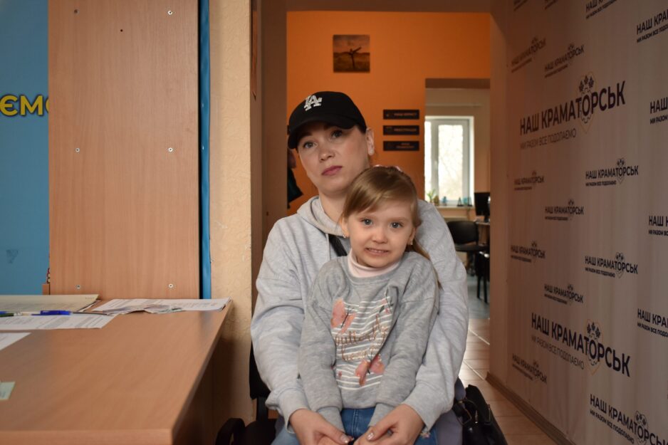 «Заняття у Kids Caritas Kyiv дуже подобаються моїй доньці. Це чудове психоемоційне розвантаження від того, що зараз відбувається в нашій країні»,- каже Анна, переселенка з Краматорська