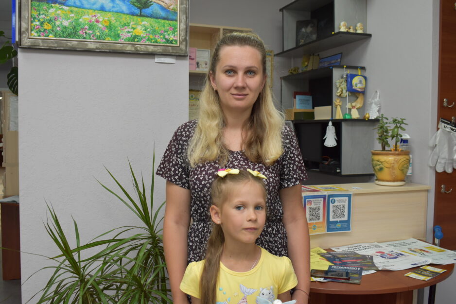 «Дитині заняття дуже подобаються, вона у захваті. На майстер-класах створюють гарні вироби, які потім можна забрати додому», – Наталя Мар’єнко, переселенка із Бердянська