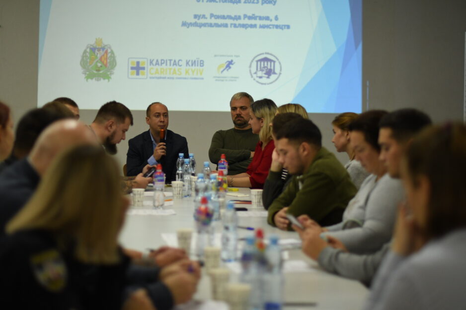 Благодійний фонд «Карітас-Київ» у співпраці з Управлінням молоді та спорту Деснянської РДА організували круглий стіл на тему «Молодь в умовах війни»